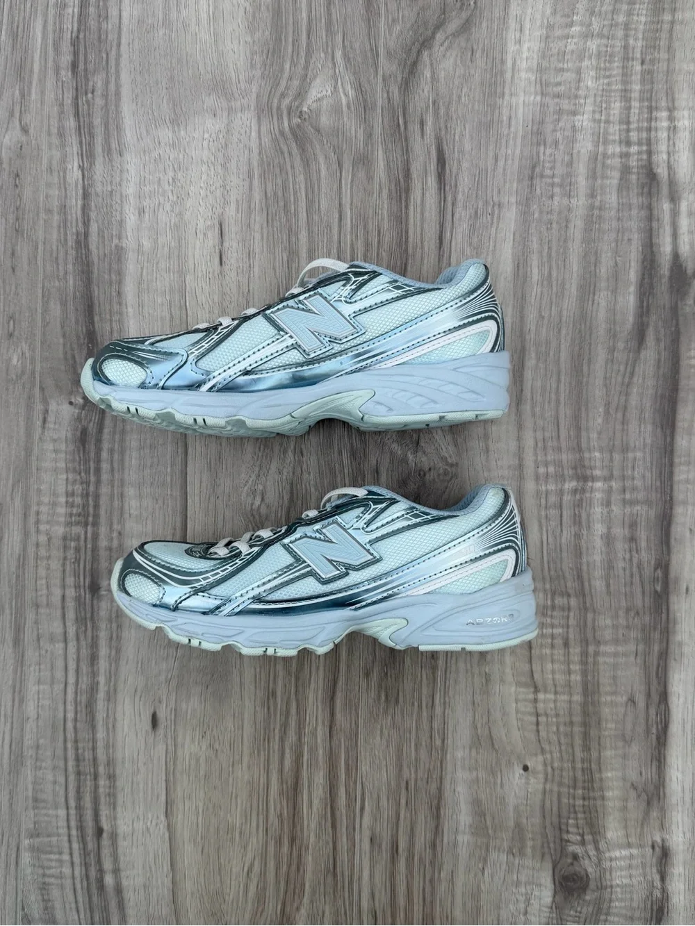 New Balance 740 Girl’s Grade School silver & blue sneakers